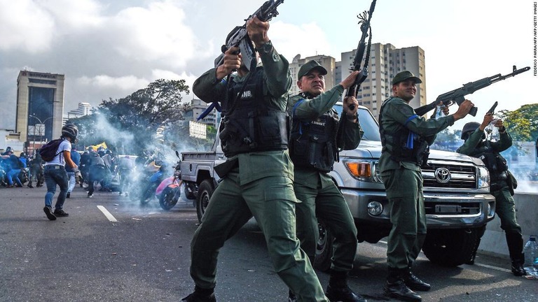 政変による混乱に収束のめどが立たないベネズエラ/FEDERICO PARRA/AFP/AFP/Getty Images