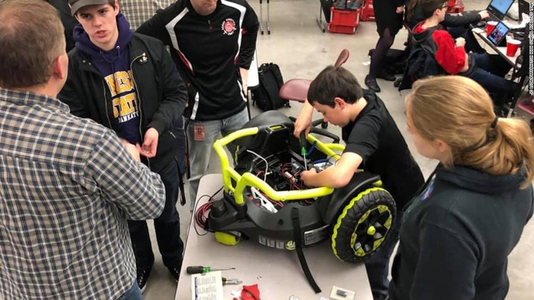 ファーミントン高校のロボット部が電動車いすの改造を行った/JC Loza/Farmington High School Robotics Team