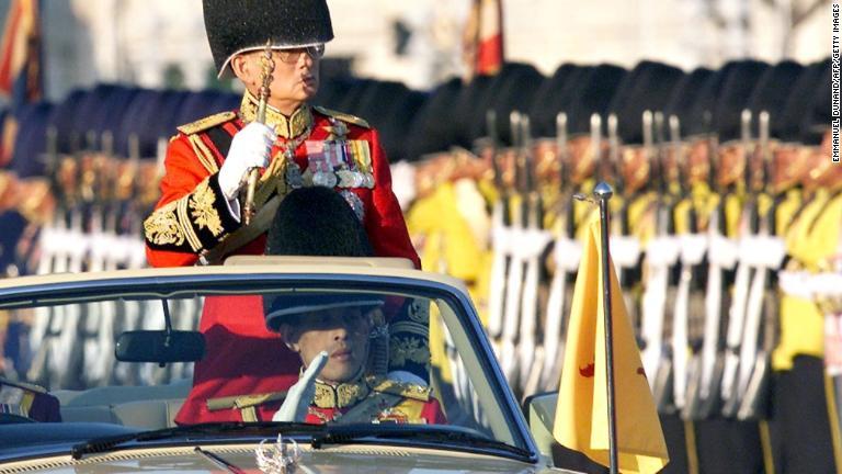 プミポン国王の７２歳の誕生日を祝うパレードに付き添うワチラロンコン皇太子＝１９９９年/Emmanuel Dunand/AFP/Getty Images