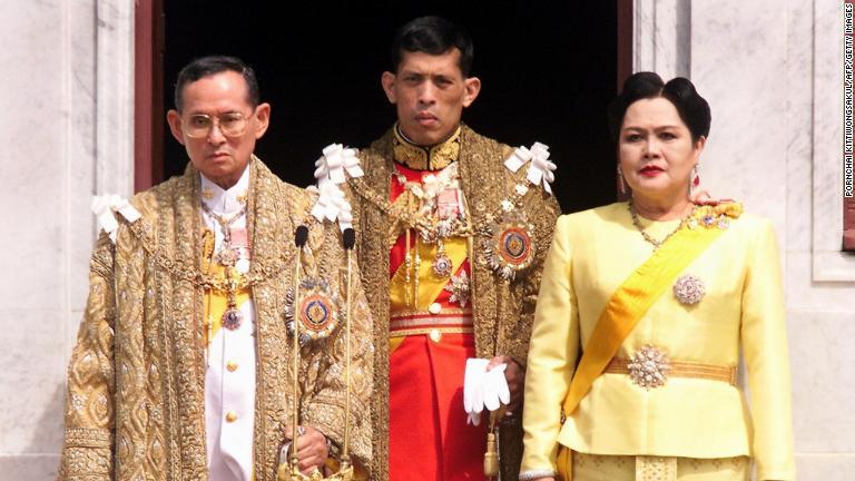 左からプミポン国王、ワチラロンコン皇太子、シリキット王妃＝１９９９年/Pornchai Kittiwongsakul/AFP/Getty Images