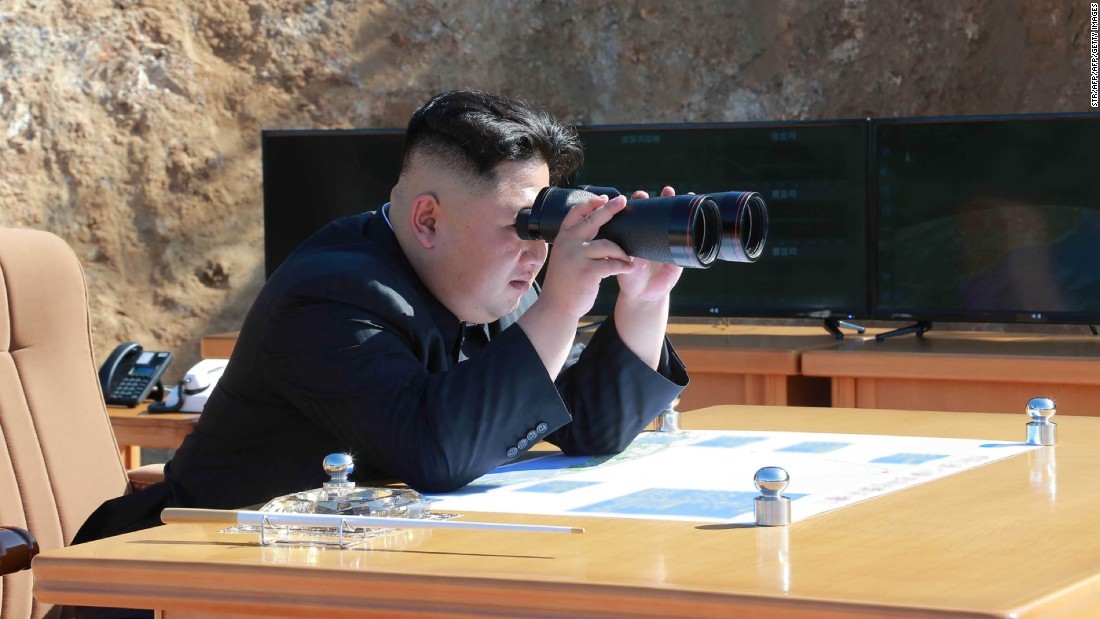 大陸間弾道ミサイルの発射試験を視察する金正恩委員長＝２０１７年/STR/AFP/AFP/Getty Images