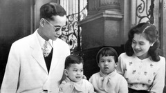 １９５５年にチットラダー離宮で撮影されたタイ王室の家族写真。左の子どもが２歳のときのワチラロンコン国王