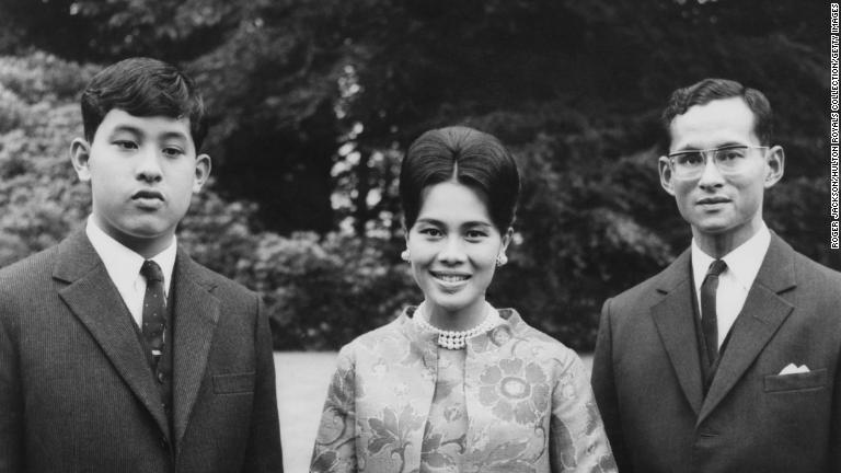 両親と写真に写るワチラロンコン国王＝１９６６年、英サニングヒルの私邸/Roger Jackson/Hulton Royals Collection/Getty Images