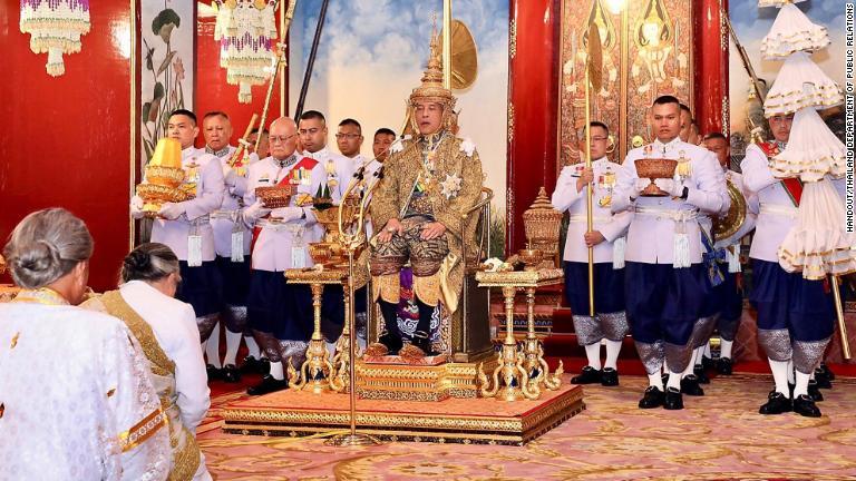 戴冠式に臨んだワチラロンコン国王（６６）＝４日/Handout/Thailand Department of Public Relations