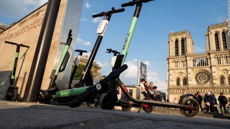 電動キックスケーターによる歩道での走行が禁止される/KENZO TRIBOUILLARD/AFP/AFP/Getty Images