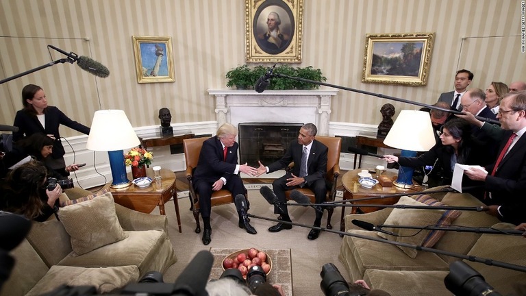 ２０１６年１２月にオーバルオフィスで会談するオバマ大統領（右、当時）とトランプ氏/Win McNamee/Getty Images