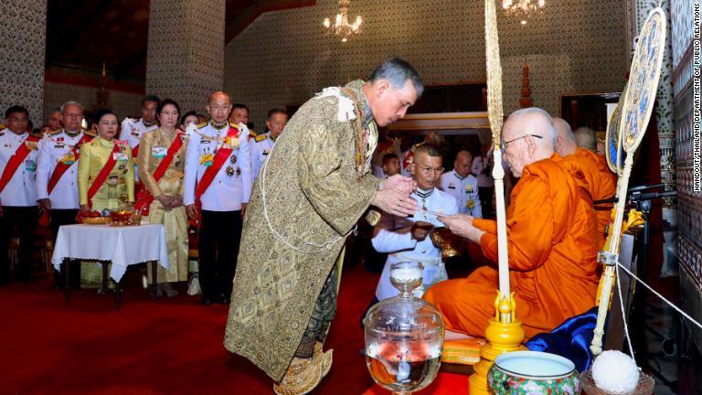 高僧に寄進するワチラロンコン国王/Handout/Thailand Department of Public Relations
