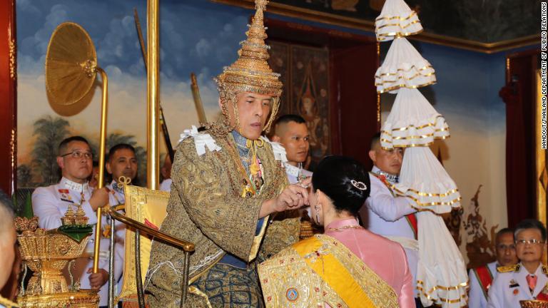 王妃の額に聖油を塗るワチラロンコン国王/Handout/Thailand Department of Public Relations