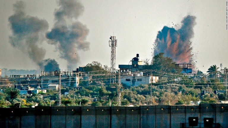 イスラエル軍によれば、報復としてガザにある武装組織の関連施設３０カ所超を標的に空爆を行った/THOMAS COEX/AFP/AFP/Getty Images