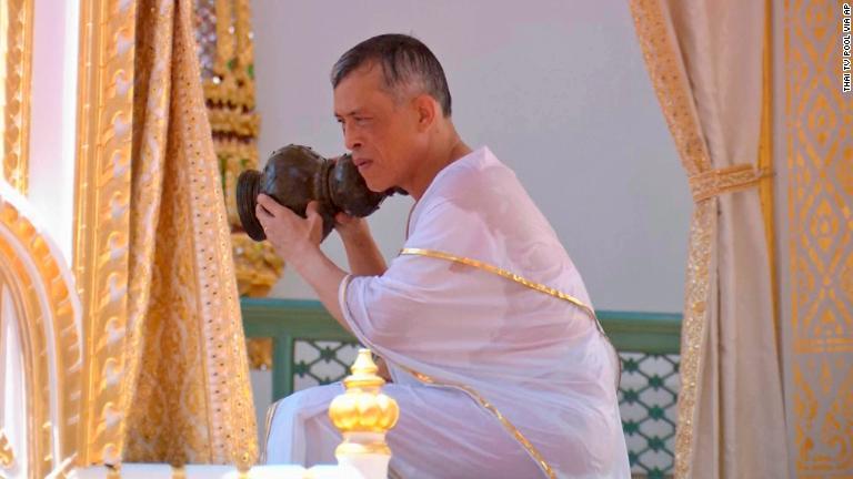 儀式の一環として聖水を浴びるワチラロンコン国王/Thai TV Pool via AP