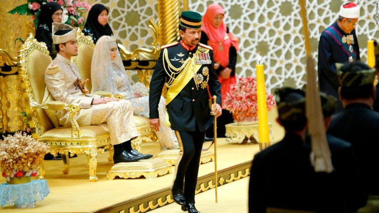 ブルネイのハサナル・ボルキア国王。イスラム法に基づく刑罰について、適用に猶予期間を設ける考えを明らかにした/AFP/Getty Images