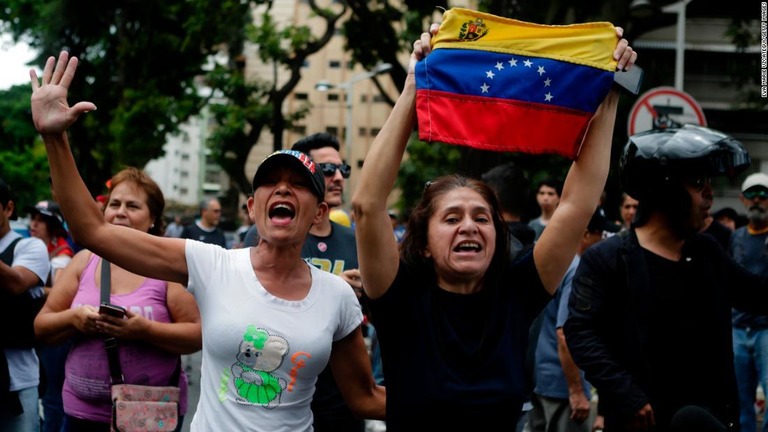 デモを行うグアイド国会議長の支持者＝４日、カラカス/Eva Marie Uzcategui/Getty Images
