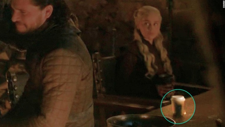 人気ドラマの１シーンに場違いな紙コップが映り込むハプニングがあった/HBO/CNN