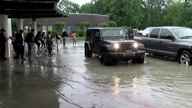 テキサス州の道路が大雨で冠水し、小学生の帰宅が不可能な状況になった/KTRK