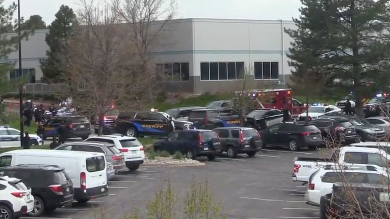 コロラド州デンバー郊外にある学校で発砲事件があり８人が負傷した/KDVR