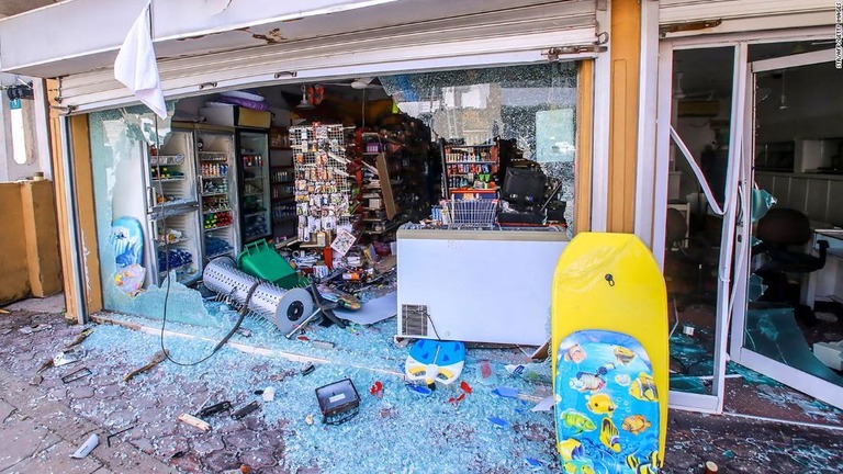 暴動で破壊された商店/STR/AFP/Getty Images