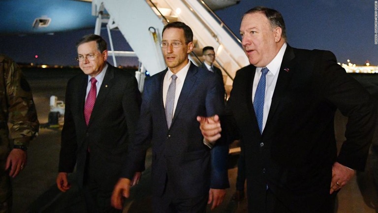 ポンペオ米国務長官（右）がイラクを予告なしに訪問した/MANDEL NGAN/AFP/Getty Images