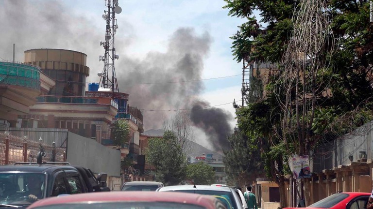 爆発により舞い上がる黒煙＝８日、アフガニスタン・カブール/Rahmat Gul/AP