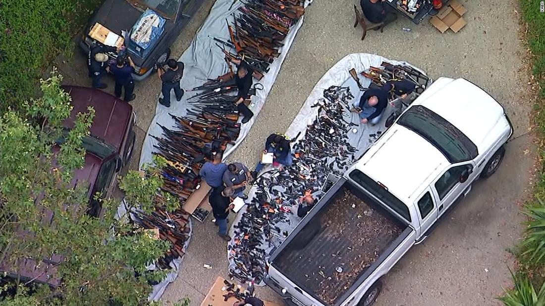 1軒の住宅から1000丁を超える銃器が押収された/KABC