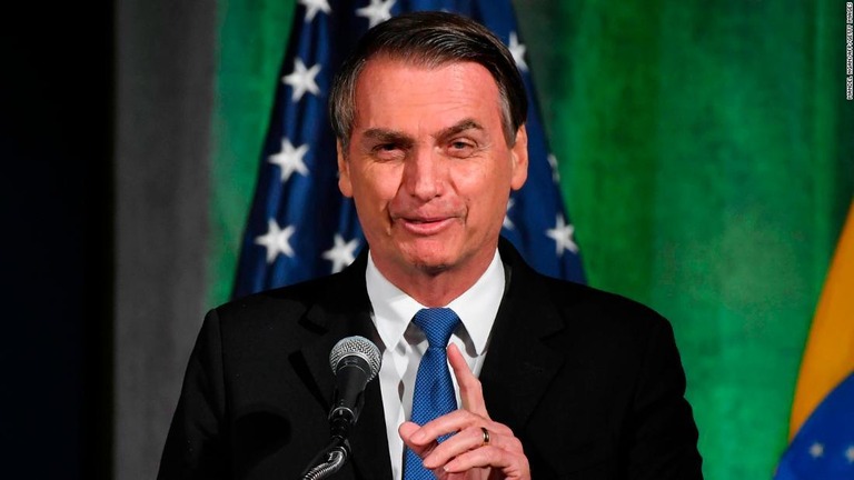 銃規制緩和に関する大統領令に署名したブラジルのボルソナーロ大統領/MANDEL NGAN/AFP/Getty Images