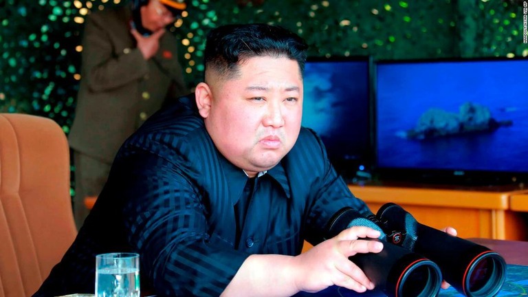 金正恩委員長が４日の発射試験を視察する様子。北朝鮮は４日に続いて９日にも飛翔体を発射した/Handout/KCNA via AP