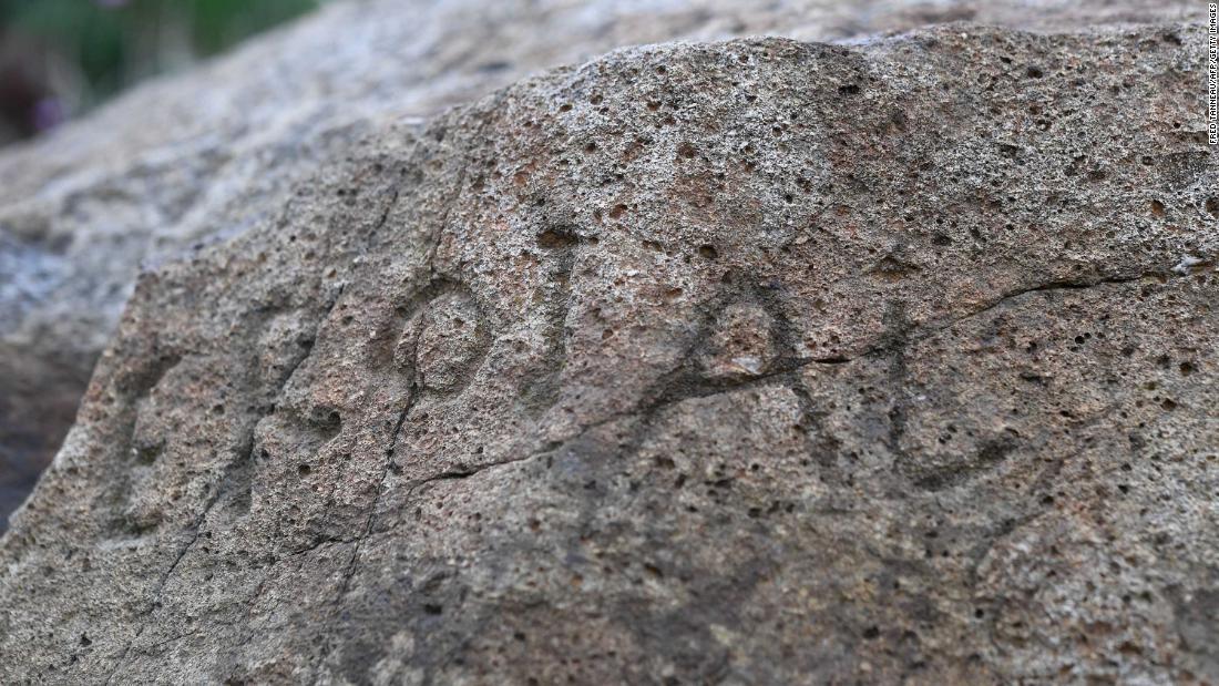 岩には文字や記号、年号が刻まれている/FRED TANNEAU/AFP/Getty Images