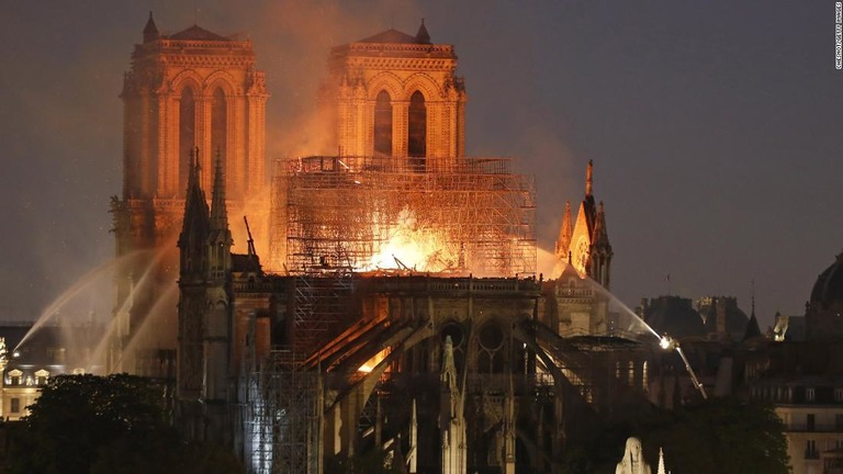 ノートルダム大聖堂の火災で崩れ落ちた天井や尖塔から鉛が溶け出した/Chesnot/Getty Images