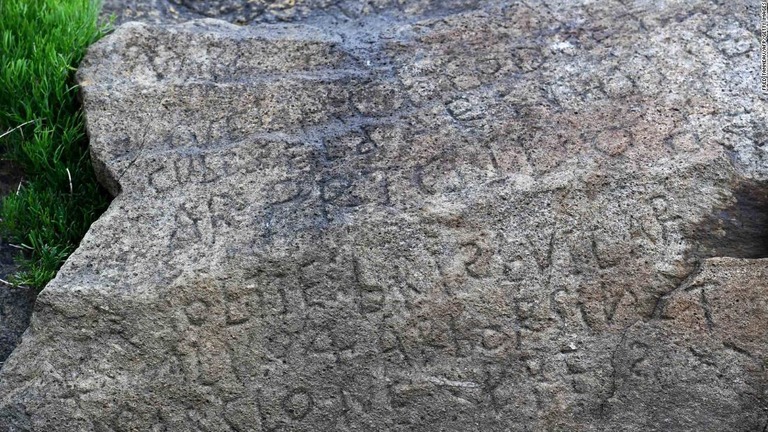 フランス北西部ブルターニュ地方の村が謎の文字の解読に懸賞金を設定した/FRED TANNEAU/AFP/Getty Images