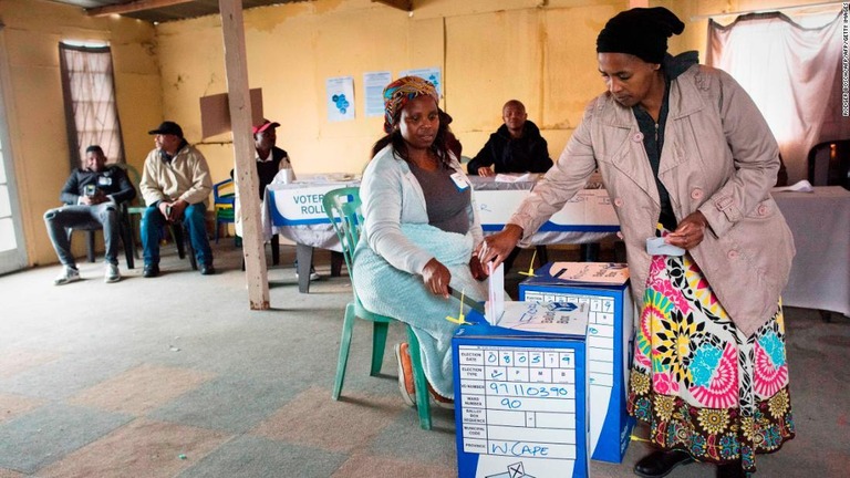 南アフリカで行われた総選挙は、与党アフリカ民族会議（ＡＮＣ）が勝利した/RODGER BOSCH/AFP/AFP/Getty Images