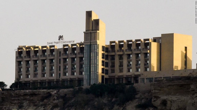 襲撃現場となった高級ホテル「パールコンチネンタルホテル」/Banaras Khan/AFP/Getty Images