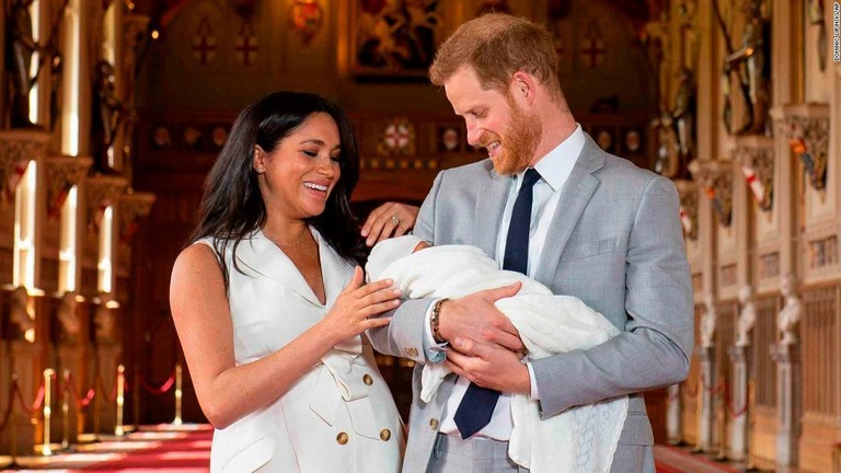 ヘンリー王子とメーガン妃がアーチー君の新たな写真をインスタグラムに投稿した/Dominic Lipinski/AP