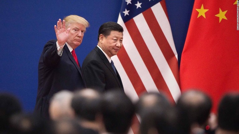 トランプ米大統領（左）と中国の習近平国家主席。来月のＧ２０の場で会談する可能性が高いという/NICOLAS ASFOURI/AFP/Getty Images