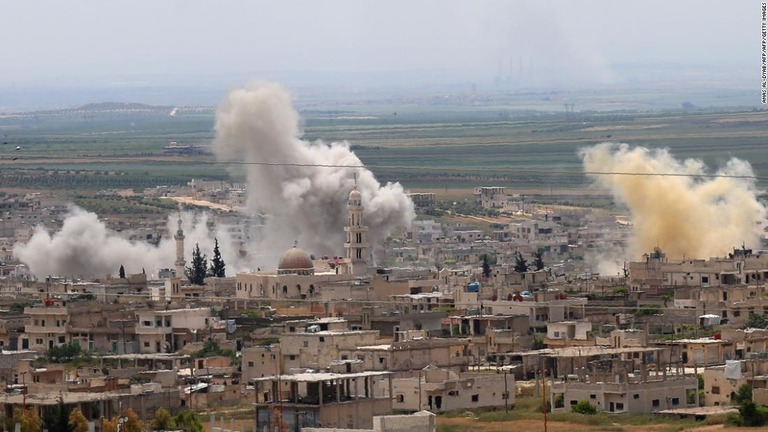 反体制派の武装組織が支配下に置くイドリブ県南部の町をシリア政府軍が爆撃/ANAS AL-DYAB/AFP/AFP/Getty Images
