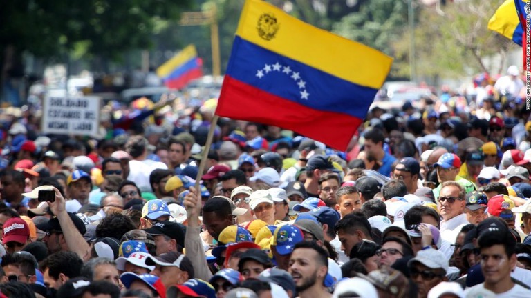首都カラカスでデモを行うグアイド国会議長の支持者ら/Edilzon Gamez/Getty Images South America/Getty Images