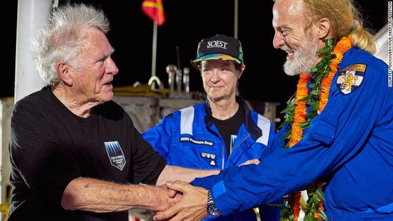 1960年に初めてマリアナ海溝の探検を行ったドン・ウォルシュ氏(左)も新記録達成のお祝いに訪れた/Courtesy Discovery/Five Deeps Expedition
