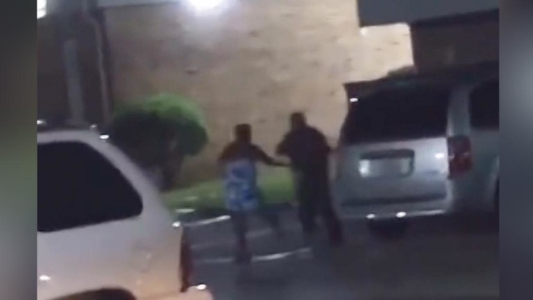 警官が女性に発砲する場面を捉えた映像がＳＮＳで拡散し、物議を醸している