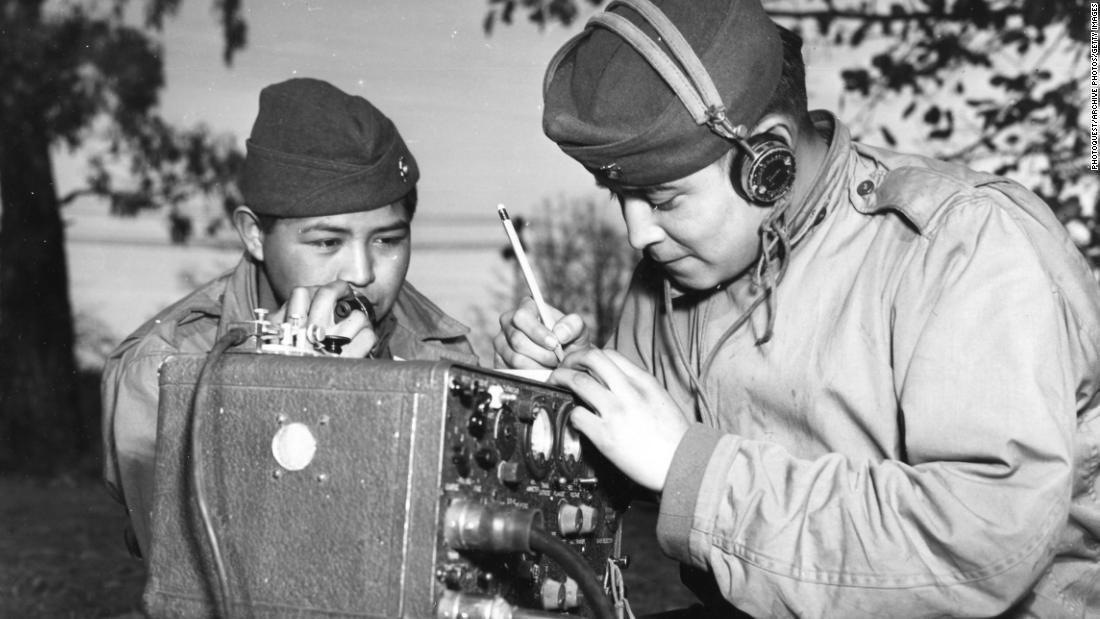 ナバホ族のコードトーカーが通信を行う様子＝１９４３年７月/PhotoQuest/Archive Photos/Getty Images