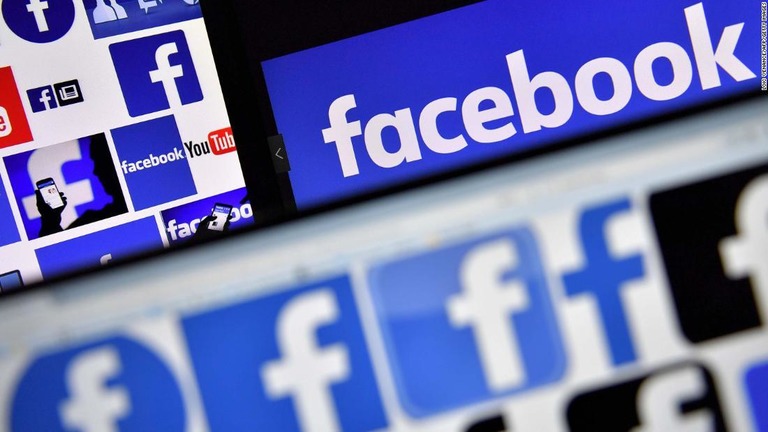 フェイスブックが動画のライブ配信機能に関する規定を改訂する/LOIC VENANCE/AFP/Getty Images