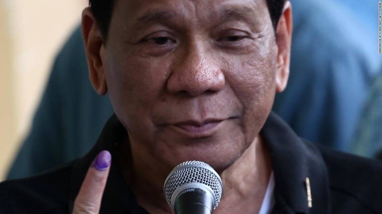 投票を終えたことを示すインクを塗った指先を見せるフィリピンのドゥテルテ大統領/MANMAN DEJETO/AFP/AFP/Getty Images