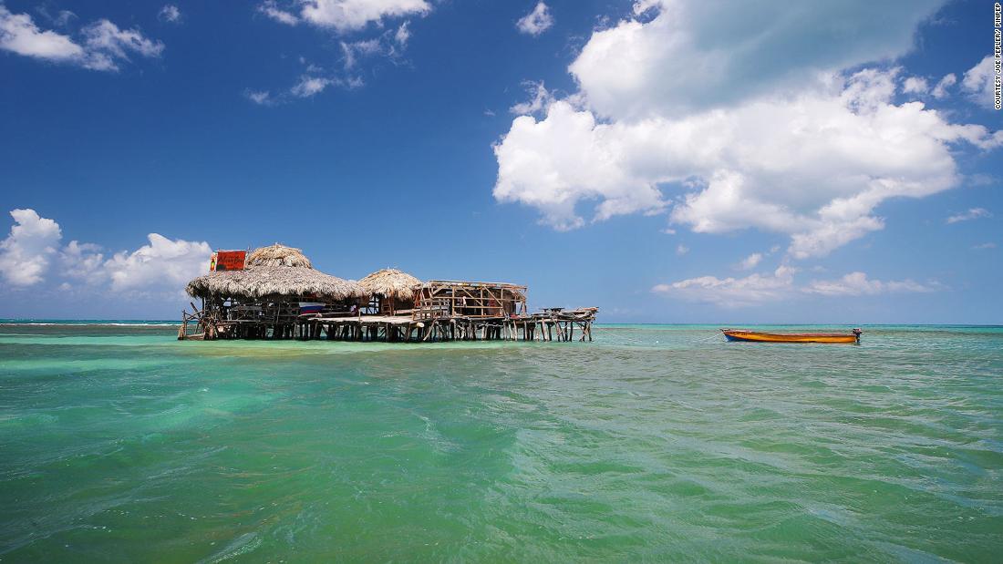 Cnn Co Jp ジャマイカの海上バー オーナーがピンチヒッターを募集中
