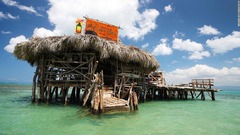 ジャマイカの海上バー、オーナーがピンチヒッターを募集中