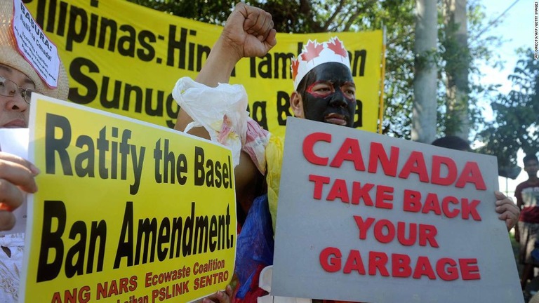 ごみの問題でカナダに対し抗議の声を上げるフィリピンの環境活動家ら/JAY DIRECTO/AFP/Getty Images