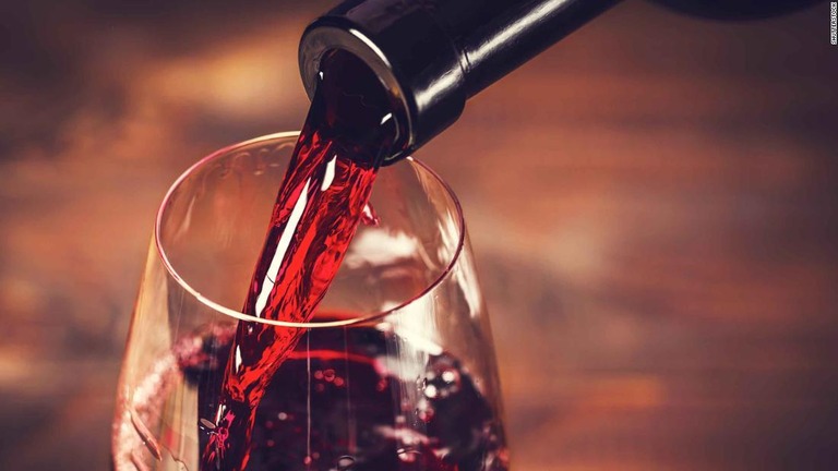従業員の手違いで、値段が２０倍近く違う高級ワインを提供されるハプニング/Shutterstock