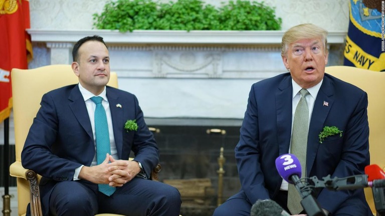 アイルランドのレオ・バラッカー首相（写真左）とトランプ米大統領。昨年３月の首脳会談で/MANDEL NGAN/AFP/AFP/Getty Images