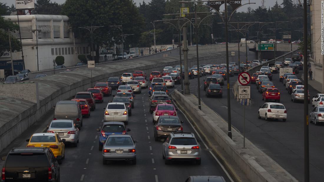 自動車で混み合う道路＝１３日、メキシコ市/Alejandro Cegarra/Bloomberg/Getty Images