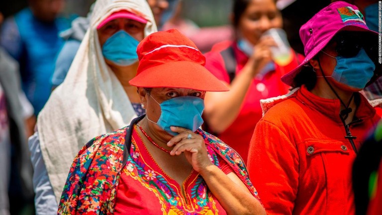 口と鼻を覆うマスクを着用する歩行者＝メキシコ市/Jair Cabrera/Picture Alliance/Getty Images