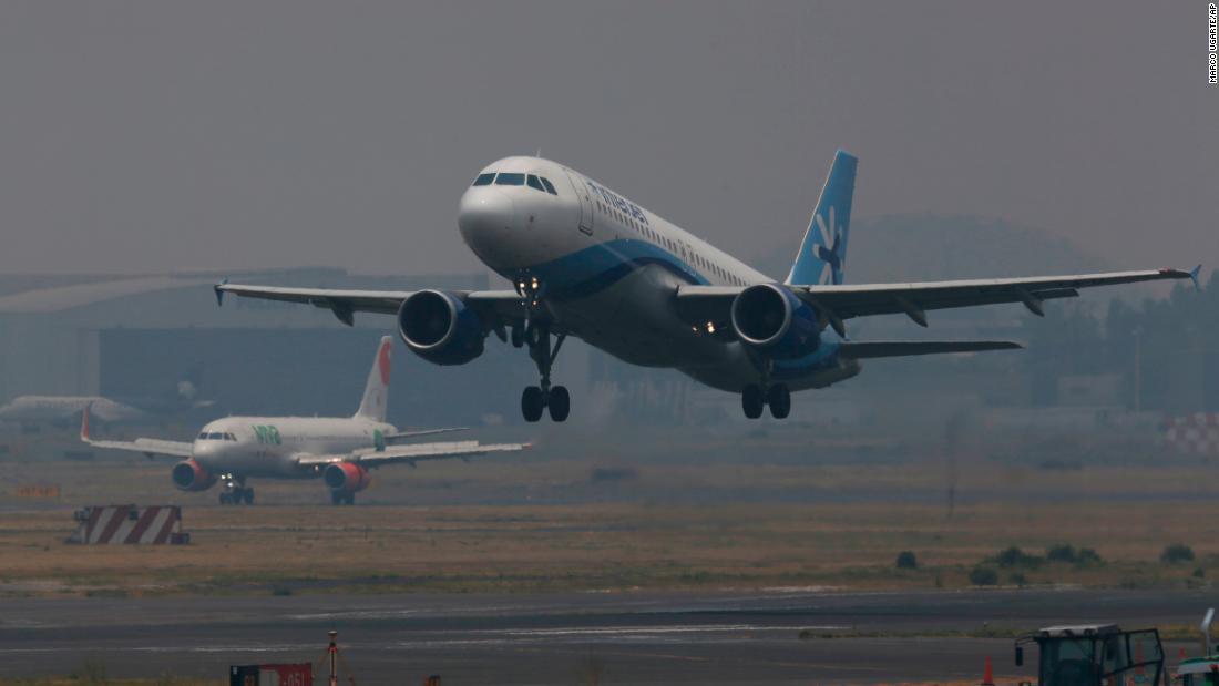 メキシコ市内に煙が立ちこめる中、国際空港から離陸するジェット機=16日/Marco Ugarte/AP