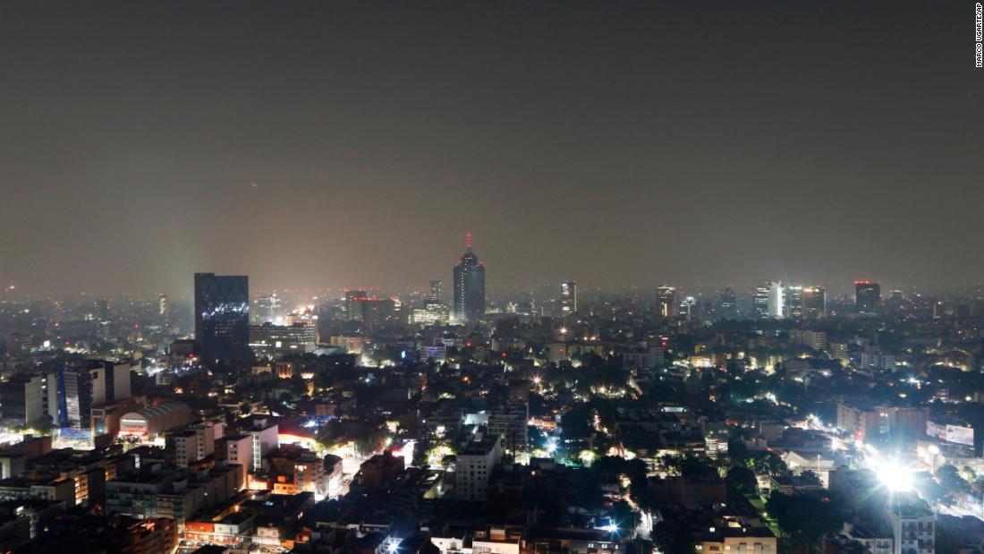 夜景も煙や汚染物質でかすむ＝１６日未明/Marco Ugarte/AP