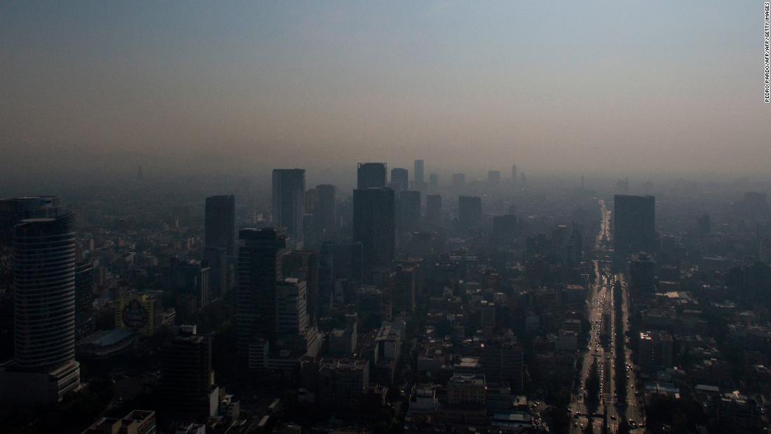 大気汚染が悪化しているメキシコ市の風景=14日/Pedro Pardo/AFP/AFP/Getty Images