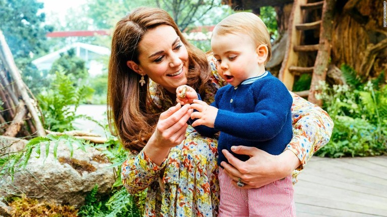 英王室が、庭園で遊びに興じるウィリアム王子一家の写真を公開/Matt Porteous/Kensington Palace/AP